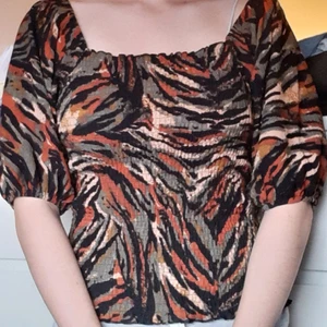 Mönstrig blus - Jätte fin tröja! Kramar kroppen på bästa sätt och är en bra längd. Knappt använd men jätte skön/fin. 
