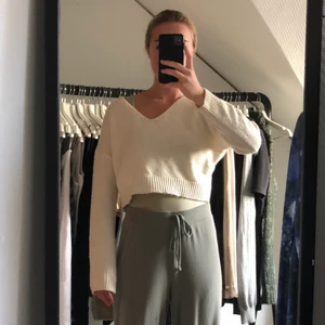 Begagnad Chiquelle tröja! - Stickad fin vit tröja i storlek xs. Skriv vid fler frågor! Köpt second hand.