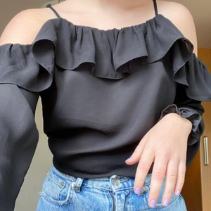 Blus från gina tricot - En fin blus från Gina Tricot i st.38 skulle dock säga att den sitter som 36, andvänd ett fåtal gånger så i bra skick. Köparen står för frakt