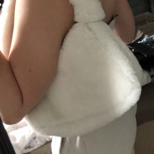 Liten väska - Mysig liten väska som man ändå får plats med mycket i, knappt använd så därför säljs den☺️