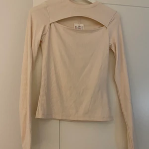 Helt oanvänd tröja  - Prislapp finns kvar, missade att jag hade en likadan hemma så darför säljer jag den .  