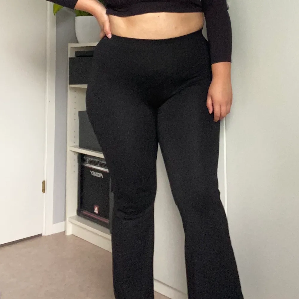 Svarta utsvängda byxor från Gina Tricot i storlek XL. Stretchigt bekvämt tyg. Något korta på mig. Jag bär vanligtvis storlek XL på byxor och är 172 cm lång.. Jeans & Byxor.