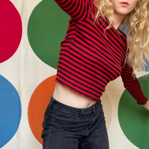 Randig tröja - Röd svart randig topp i 100% bomull. Storlek S