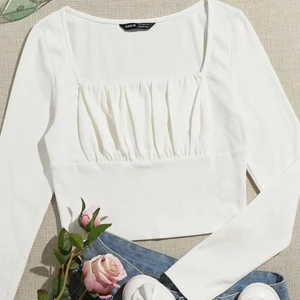 Topp - Långärmad topp från shein. Endast testad. Köparen står för frakten om du inte kan mötas upp (endast i Falköping).                                                                                 Om du kombinerar med fler av mina plagg tar jag endast en frakt avgift. Köparen ska även betala innan plagget skickas med ett bevis från swish. 