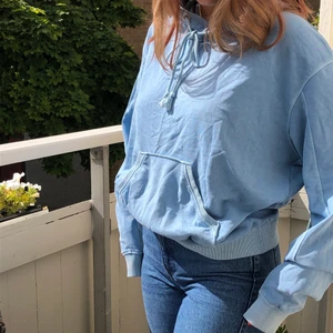 Ljusblå Hoodie weekday  - En fin och gosig sweatshirt från Weekday! Har använt litegrann men den är i jättebra skick. Säljer egentligen mest för att jag behöver rensa i garderoben. Storlek är S men den är overzised! Möts helst upp i Göteborg men vid leverans tillkommer frakt!💙