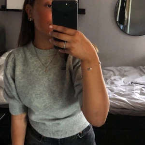 Stickad tröja med puffärm - Säljer denna jätte fina gråa stickade tröja som är perfekt nu till hösten att matcha med en par snygga jeans💕💕 säljer denna för att den inte längre kommer till användning men sitter super fint på💞