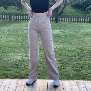 Beigea raka/vida jeans  - Jättesnygga beigea jeans som sitter perfekt. De är helt nya och oanvända. Tjejen på bilden är 174. Storleken i jeansen är 38 men de är lite mindre i storleken. 