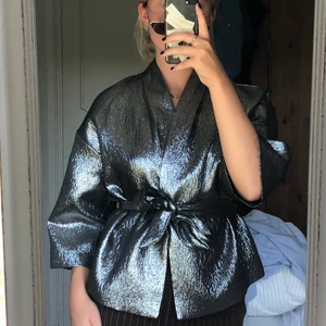 Festlig topp - Den perfekta festblåsan. Snygg över diverse toppar som skjorta eller bara som den är.