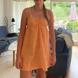 Orange klänning!!! - Jättesnygg orange klänning med blommor från HM!! Storlek 38 men passar mindre❤️‍🔥