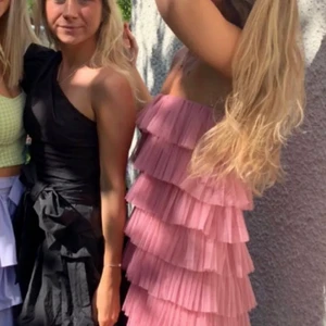 Klänning - Super fin klänning i rosa tyll! Bud från 200kr eller köp direkt för 500kr. Skriv privat! Lånade bilder, skriv för fler bilder privat ❤️❤️ Fraktar endast 📦 köparen står för frakten 🥰 Bud på 250 🌸