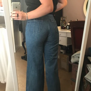 Retro jeans okänt märke storlek XS - Så fina retro jeans med 70-tals fit, som är ganska tajt i passformen (för mig i alla fall heh). Storlek ca 28W 30L