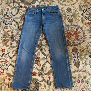 Lågmidjade blå Levis jeans i storlek 30x32, knappt använda då dom är för små.                                Midjemått 41cm, innerbenslängd 74,5 cm, ytterben 99cm