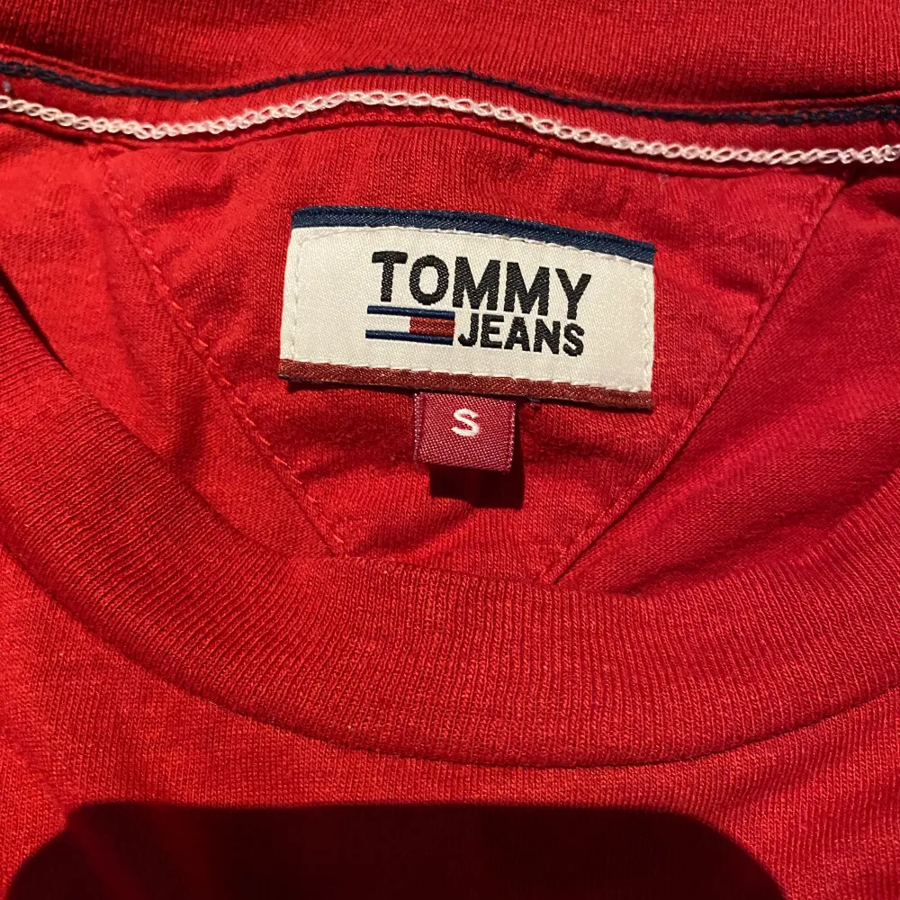 Det är en röd tröja från Tommy Hilfiger/ jeans. Frakt betalar man själv❤️. T-shirts.