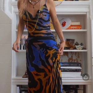 Klänning, strl S - Säljer denna trendiga klänning pågrund att jag jag är för kort för denna. 