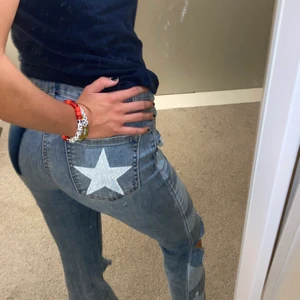 Egengjorda jeans   - Egen gjorda jeans! Stärnan, silverfärgade fungerar som reflexer gör :) se på sista bilden där ja fotar me blixt  :)😙😙😙