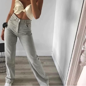 Grå jeans zara  - Ett par snygga zara jeans. Långa på mig som är 170🤩🤩 storlek 34 men skulle säga att de passar 34/36:) frakten är 66kr❤️❤️