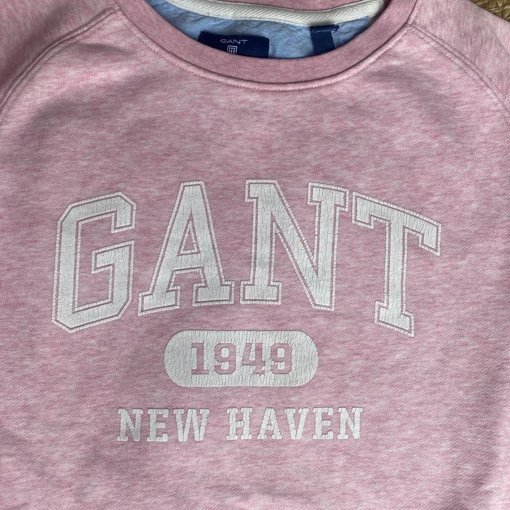 En helt ny Gant college tröja. Ljusblåa detaljer på insidan.. Hoodies.