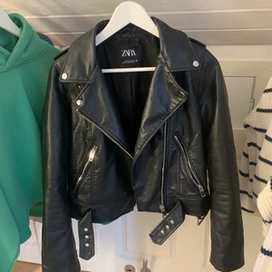 Skinnjacka stl M - Jag säljer min super snygga skinnjacka från Zara i storlek M, skriv om du har mer frågor ❤️