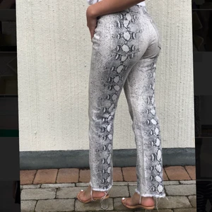 Snakeprint jeans - Bra skick! Knappt använda, strl 36