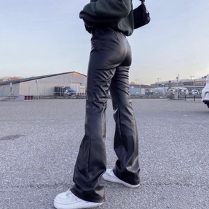 Raka skinnbyxor - FÖRSTA BILDEN LÅNAD!!!!! Säljer mina väldigt populära hunter skinnbyxor från madlady då det inte riktigt är min stil. Endast använt dem 3-4 ggr så de är i nyskick! De går ända ned till fötterna på mig som är 168cm. Nypris är 499kr. 