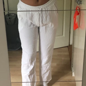 Vita linnebyxor!! - Super snygga linnebyxor som tyvärr är förkorta på mig som är 170/171, byxor skulle nog sitta as bra på någon mellan 160-165. Dessa är aldrig använda och försöker sälja dessa här då de ej går att skicka tillbaka 💜💜