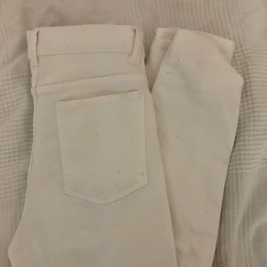 Vita jeans - Säljer mina vita skinny jeans ifrån lager 157 då de inte kommer till användning, storlek xs, pris 40kr
