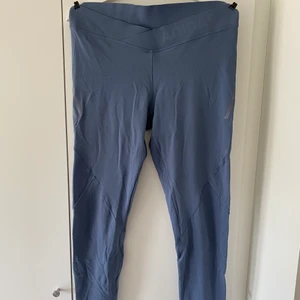 Adidas träningstights strl L - Långa blå Adidas träningstights i strl L med Adidas tryck på ena vaden och på resåren i midjan. Jätteskönt lite tjockare material.