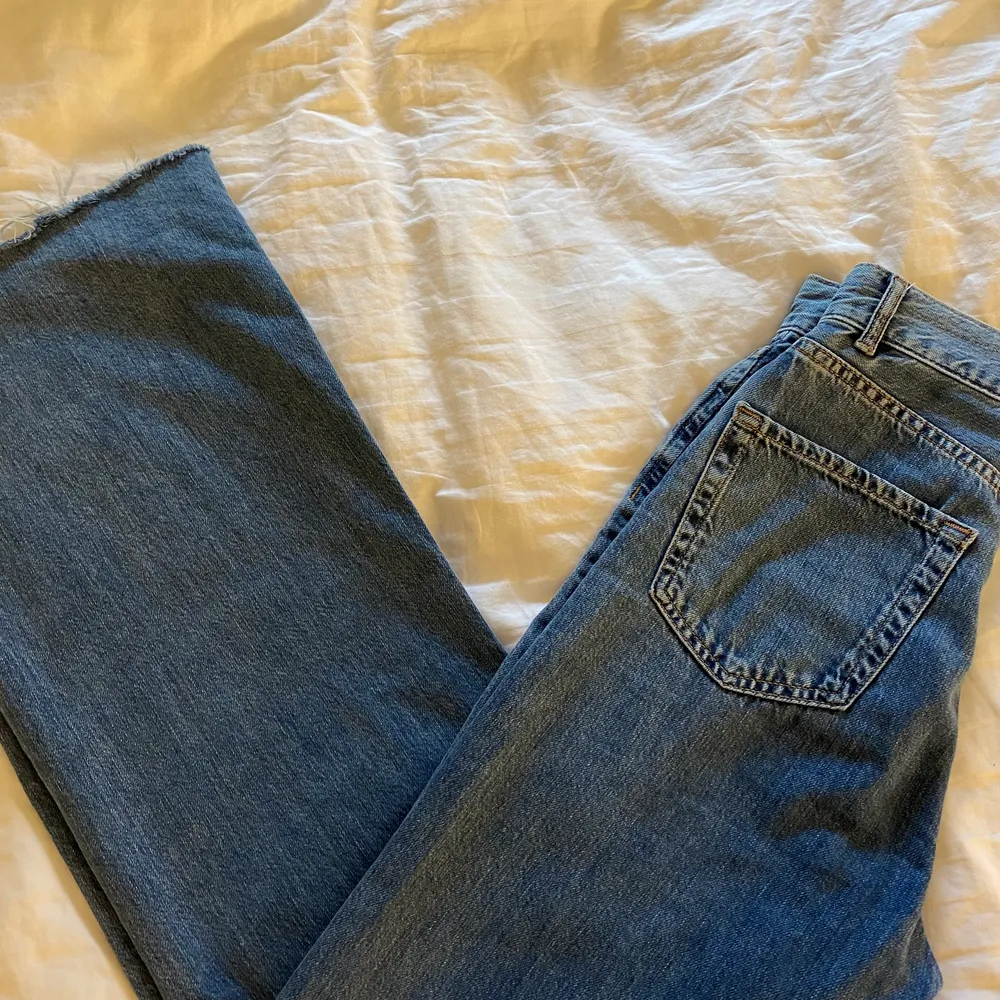 Säljer dessa super fina mörk blå super wide legg jeans från Stradivarius då de ej kommer till användningi storlek 34 (passar xs), Endast använda ett fårtal gånger så iprincip som nya! 💕⚡️ Köparen står för frakten! (ordinarie pris ; 400 kr). Jeans & Byxor.