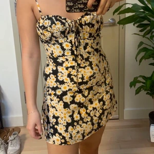 Blommig klänning storlek xs/s - oanvänd - Helt oanvänd klänning med lapp kvar, köpt utomlands! Är en liten S så skulle vilja kalla det en xs