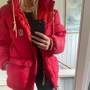 Fjällräven jacka - Fjällräven jacka som är köpt här på plick, den är i storlek S och är i bra skick bortsätt från att den har några blekta fläckar på luvan & kragen (se bild 3) därav säljer jag den billigare! Skriv för fler bilder!!💕💕många som är intresserade så lägg ett bud! Högsta:2500