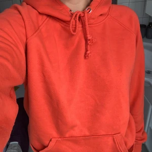 Hoodie - Röd hoodie från Bikbok. Hoodien har använts ett antal gånger därför säljer jag den billigt. Dm vid intresse🥰
