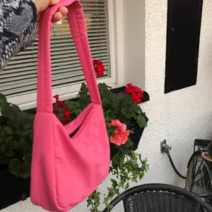 En väska från Gina tricot , den e rosa och väldigt fin ifall man kombinerar den till passande plagg 