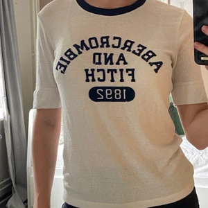 Abercrombrie t-shirt - En basisk vit t-shirt med halvlång ärmar.