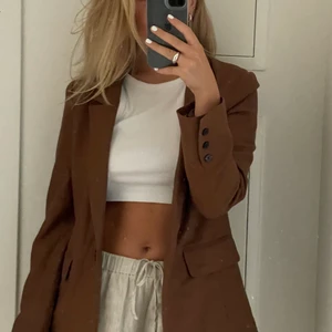 Brun Kavaj - Kavaj från Gina Tricot i storlek 38. Använd fåtal gånger så i nyskick! Jag är 170cm och tycker den är lagom längd på mig!