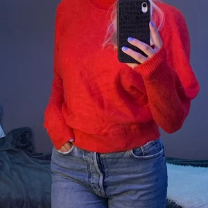Röd stickad tröja  - Röd stickad tröja med polo hals och lite pösigare passform. Jättesöt och super skön