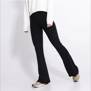 ribbade byxor - Alldeles oanvända, utsvängda byxor. Går ner till hälarna på mig som är 170cm. Storlek S (köparen står för frakten)