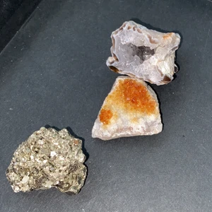 Kluster - Ett agat kluster (grotta) 90kr, ett mindre citrin kluster 170kr, pyrit kluster 160kr eller alla för 400kr