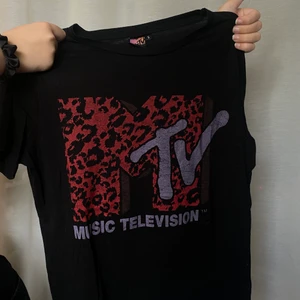 T shirt - Svart t shirt med MTV tryck. Storlek S. Köpt för 279kr. Använd fåtal gånger. Skriv för mer information eller bilder ☺️