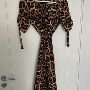 Leopard klänning  - Snygg kvinnlig klänning , aldrig använd