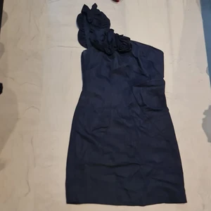 Klänning  - Klänning i blå jeanstyg. 