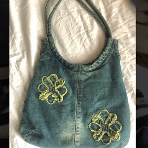 y2k väska - så söt väska i jeans material köpt second hand! jättebra skick skriv för fler bilder:)