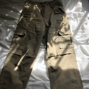 Dickies cargo pants  - ❗️intressekoll❗️ snygga dickies cargo byxor i storlek 24 som tyvärr är för små på mig :( de sitter perfekt i längden men för små för min midja, gjorde en extra knapp som man kan se på 3dje bilden för att göra midjan större. för referens är jag 165-166 cm lång o brukar ha 34 eller 36 i jeans :) kom privat för mer frågor eller intresse