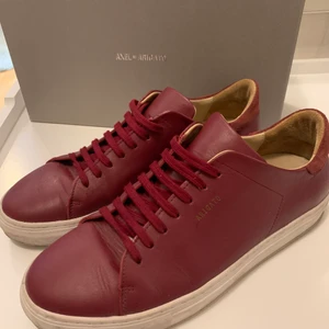 Arigato skor / sneakers strl 42 herr - Röda arigato sneakers i läder som e använda ett fåtal gånger. Orginallådan följer med. Storlek 42.  Nypris:1700kr