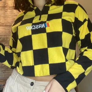 Nascar topp - Rutig topp med dragkedja, jättefin i sparsamt skick. För mer information skriv ett meddelande <3