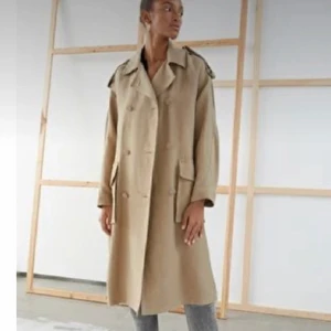 & other stories trenchcoat  - Beige, strl 36, oversized (Passar mig som är s/xs), använd ett fåtal gånger 