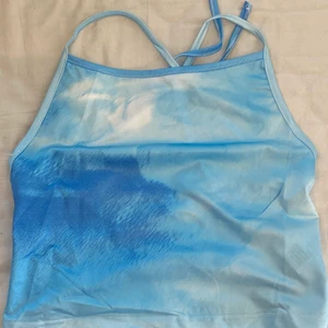 blå topp från Shein med knytning bak - En skitfin blå topp från Shein som man knyter baktill. Aldrig använd. Men känner inte att jag har något behov av att ha kvar den då jag inte tror att jag kommer använda den. Storlek L. Säljer för 40kr, nypris 60kr.