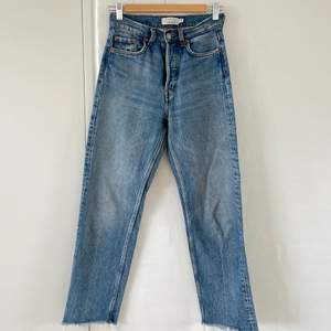 Medelljusa jeans från &Other Stories i storlek 25. Har varit mina favoriter men passar inte längre dessvärre🥺 Köps för 150 ex frakt❤️