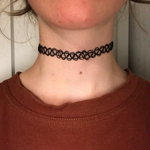 svart choker halsband - Jag skänker bort ett svart chokerhalsband!! 🙌  Användes inte mycket. Det är bara frakten som ska betalas.