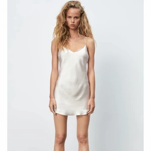 Klänning Zara  - Säljer helt oanvänd satin klänning från Zara med prislapp kvar på. Storlek M, 200kr 👼🏼👼🏼