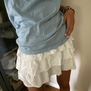 Vit volang kjol  - Så söt vit volang kjol från hm barn men passar mig är 175, så skulle säga att det är en storlek S❤️